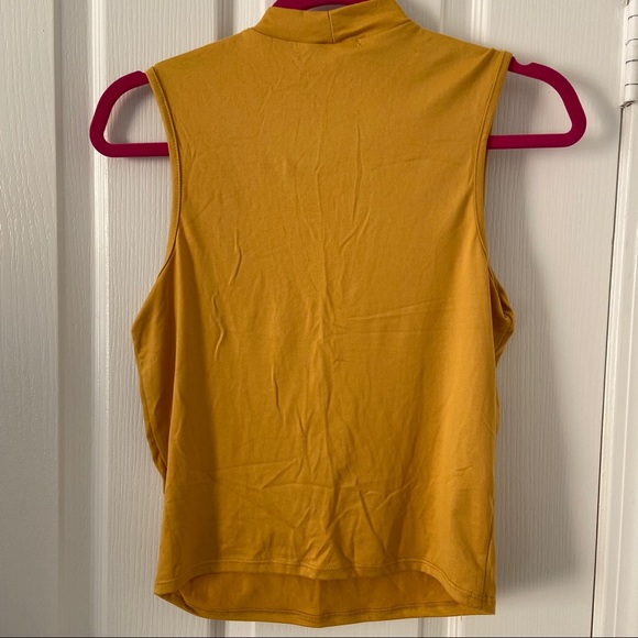 Keyhole Crop Top - Picture 4 of 5